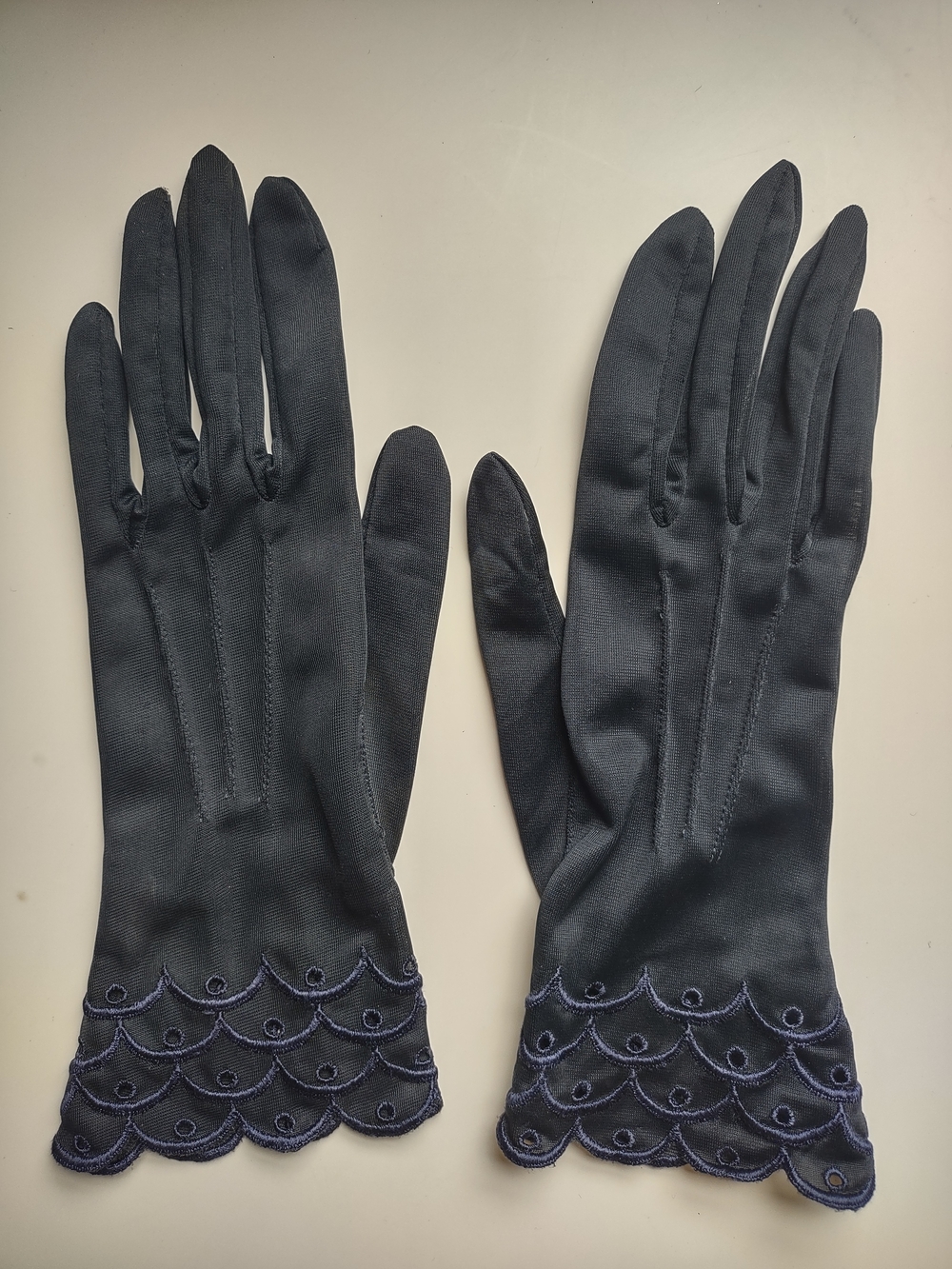 True Vintage Elegant Sheer Dress Gloves with Scalloped Embroidery Navy Size Sm
